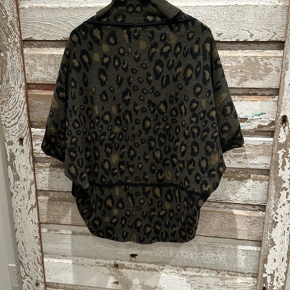 Shall /Cardigan cheetah print - Picture 2 of 2